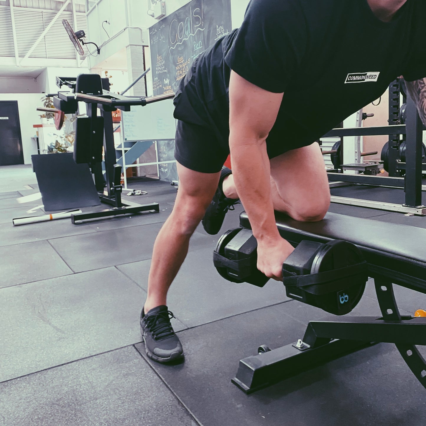 Man performing single arm row on gym bench with 12.5kg dumbbell. Using bb weight sling attachment for dumbbell to increase dumbbell size for a low cost. Increasing home gym dumbbell range has never been so affordable and accessible with the Australian company billynbilly providing premium products at low prices. 