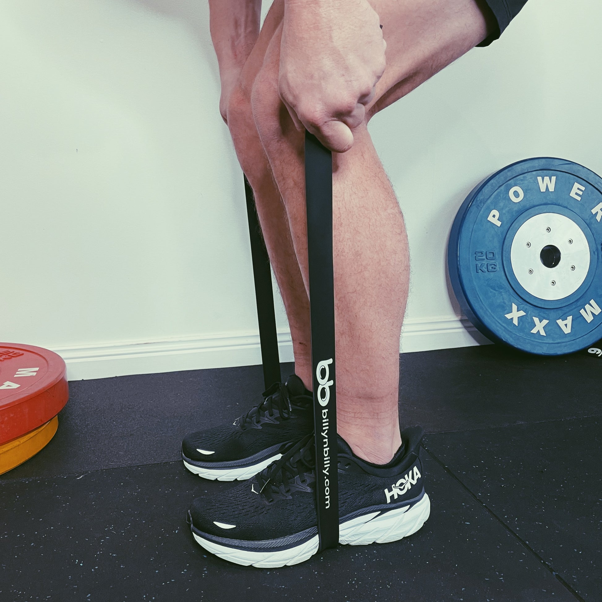 Male lifter performing bent over row with 32mm resistance band. This photo is for the purpose of showing off our brand. Sold in a set of 5 sizes include 6mm, 13mm, 19mm, 32mm, 44mm. our line of resistance bands are coloured all black. 